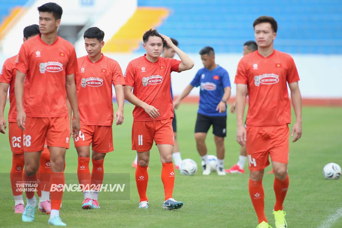 Dàn cầu thủ Việt Nam soi kỹ mặt sân Thái Nguyên 4 Dàn cầu thủ Việt Nam soi kỹ mặt sân Thái Nguyên 4