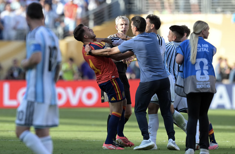 Hành động xấu xí của sao Argentina sau trận chung kết World Cup 1 Hành động xấu xí của sao Argentina sau trận chung kết World Cup 1
