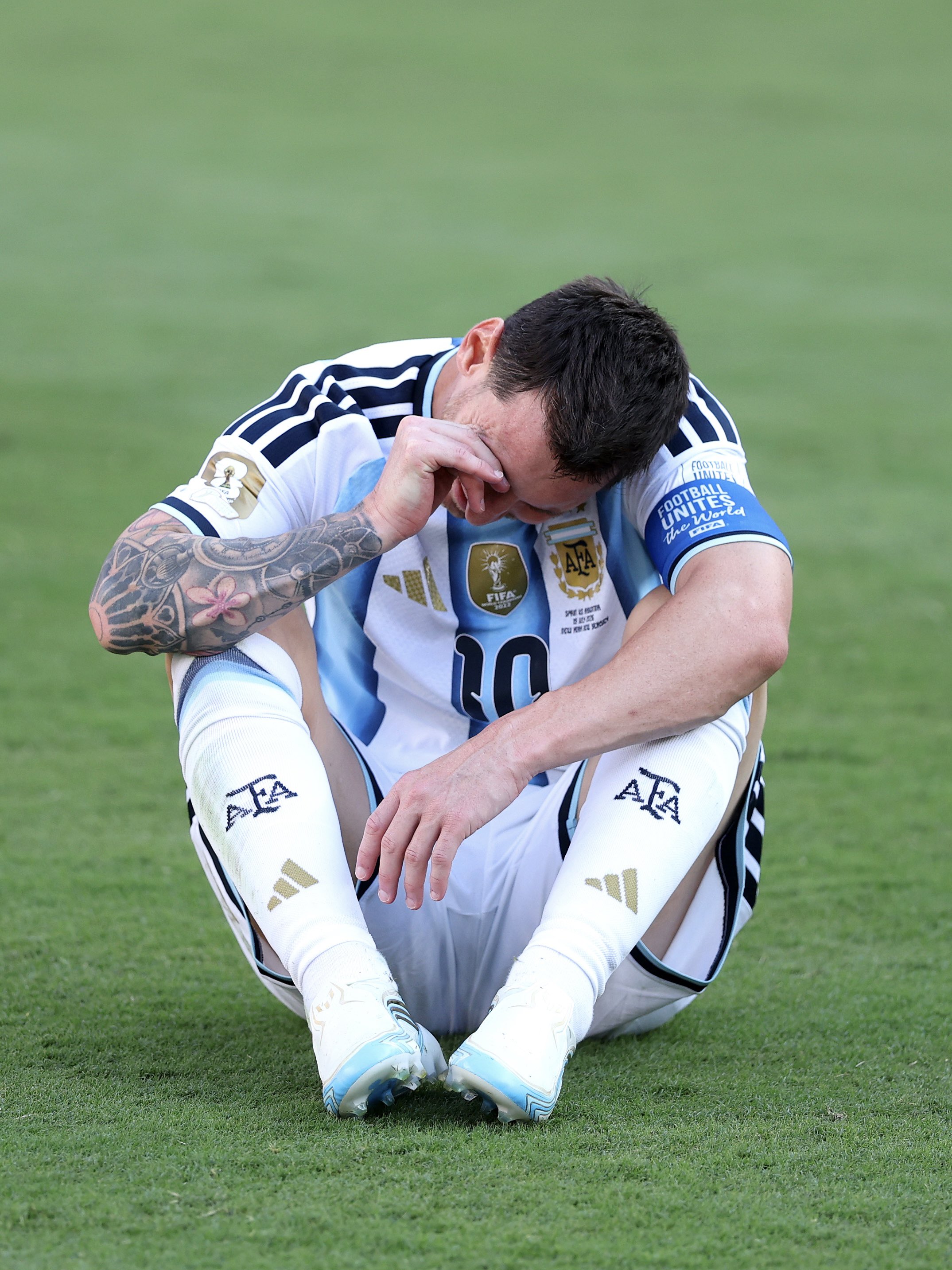 Messi khóc nức nở sau thất bại trước Tây Ban Nha 1 Messi khóc nức nở sau thất bại trước Tây Ban Nha 1