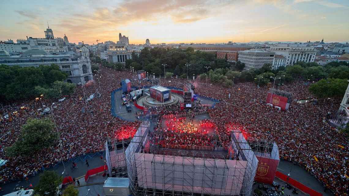 ĐT Tây Ban Nha diễu hành mừng giữa biển người tại Madrid 2 ĐT Tây Ban Nha diễu hành mừng giữa biển người tại Madrid 2