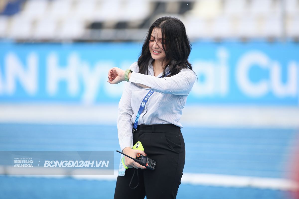 Nữ điều phối viên xinh đẹp gây sốt trên sân tập ĐT Việt Nam 2 Nữ điều phối viên xinh đẹp gây sốt trên sân tập ĐT Việt Nam 2