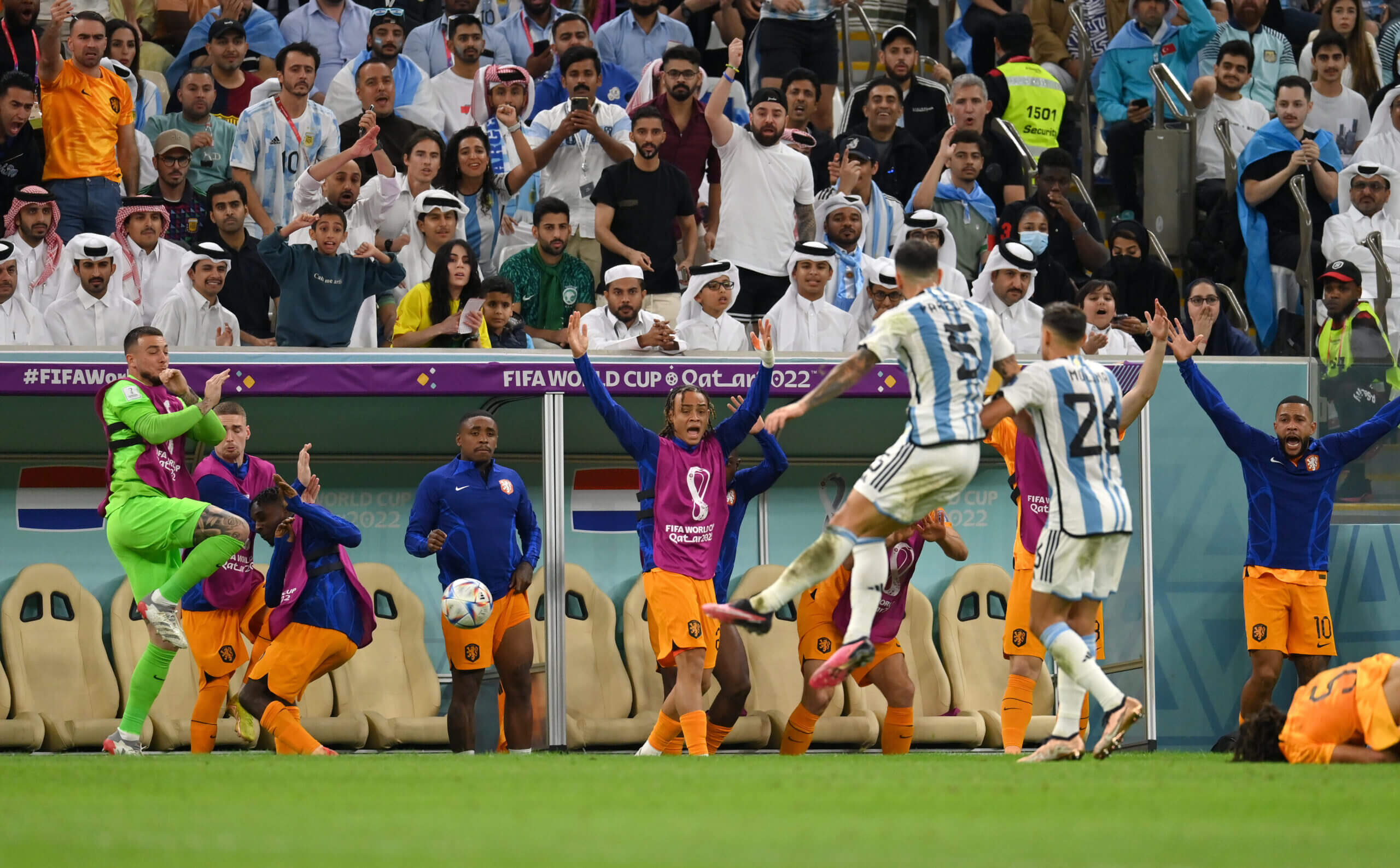 Những lần Leandro Paredes mất kiểm soát và châm ngòi hỗn chiến 2 Những lần Leandro Paredes mất kiểm soát và châm ngòi hỗn chiến 2