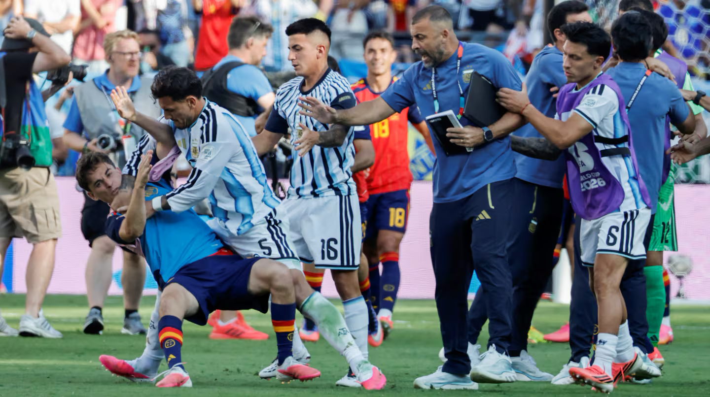 Những lần Leandro Paredes mất kiểm soát và châm ngòi hỗn chiến 5 Những lần Leandro Paredes mất kiểm soát và châm ngòi hỗn chiến 5