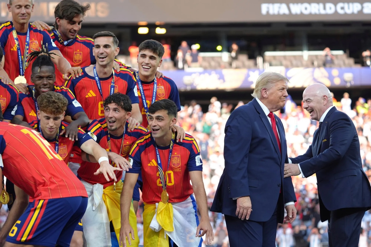 World Cup đã kết thúc, nhưng cuộc chiến của Infantino mới đầu 4