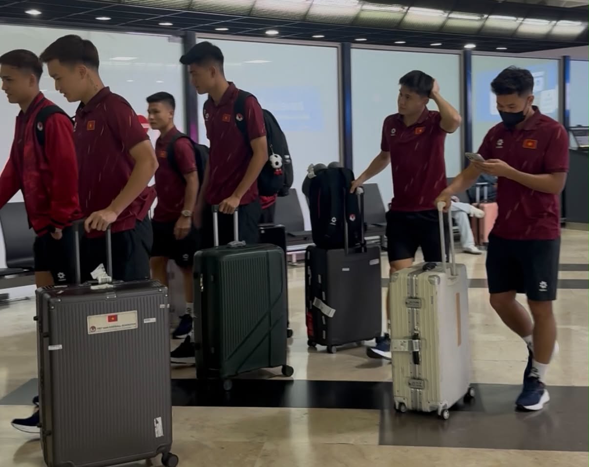 Truong Tien Anh nhan tin buon khi vua dat chan den Indonesia
