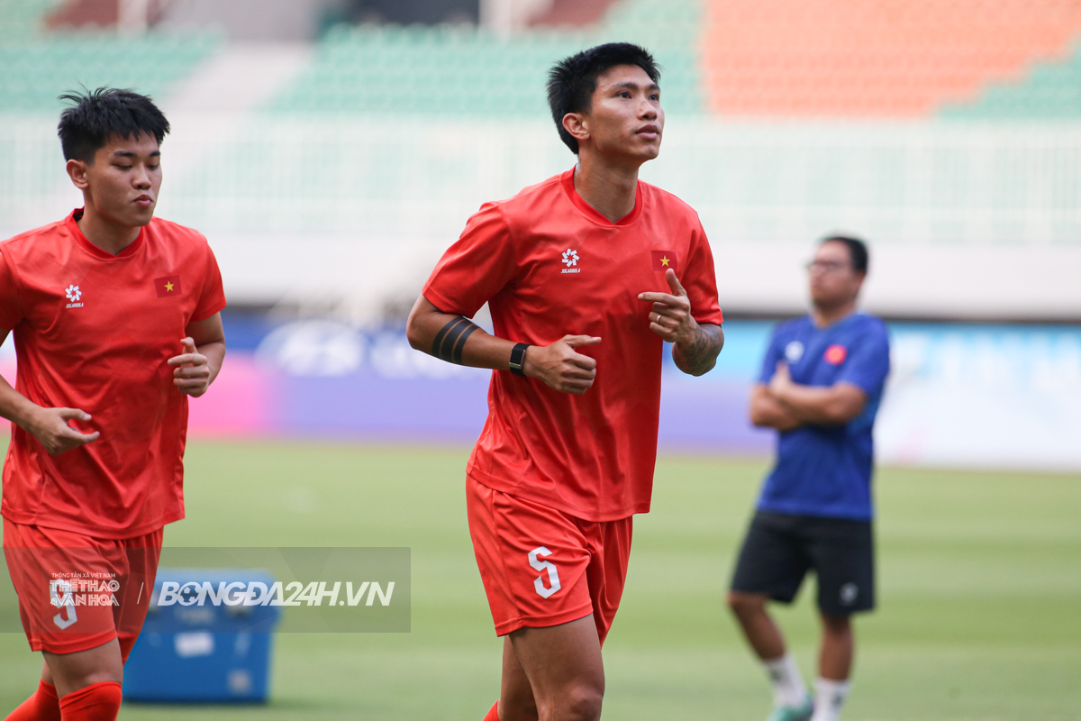 Xuân Son đeo thiết bị lạ, sẵn sàng chiến Indonesia 2
