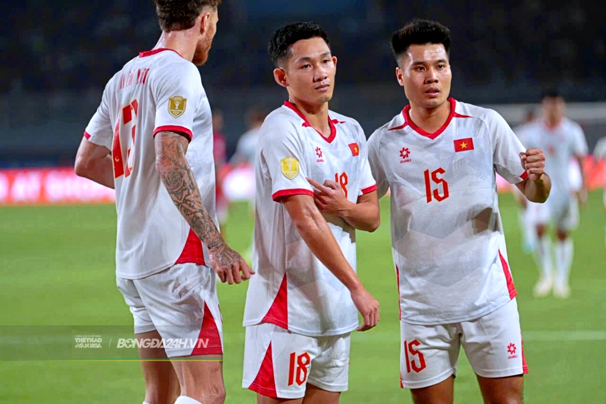 Cận cảnh màn ăn mừng đầy ngạo nghễ của Hai Long 3 Cận cảnh màn ăn mừng đầy ngạo nghễ của Hai Long 3
