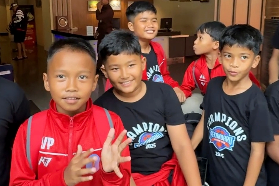 Bat gap nhung em nho mascot tran Viet Nam vs Indonesia