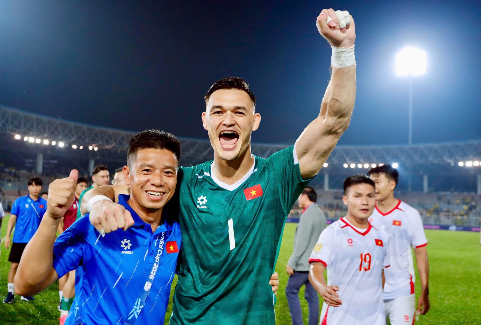 Thủ môn Lê Giang Patrik ăn mừng chiến thắng Thu mon Le Giang Patrik an mung chien thang