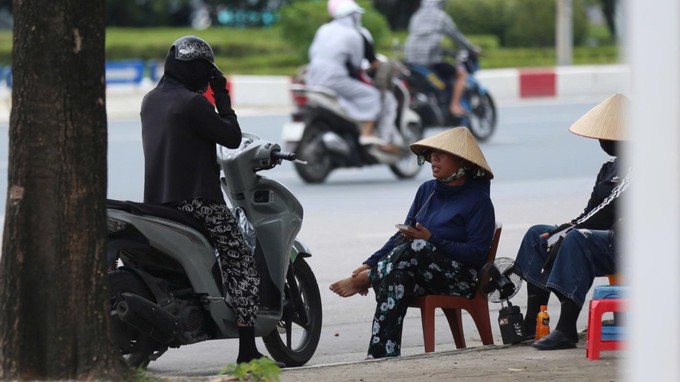 Phe vé “chợ đen” ngồi chờ khách đến mua vé Phe ve “cho den” ngoi cho khach den mua ve