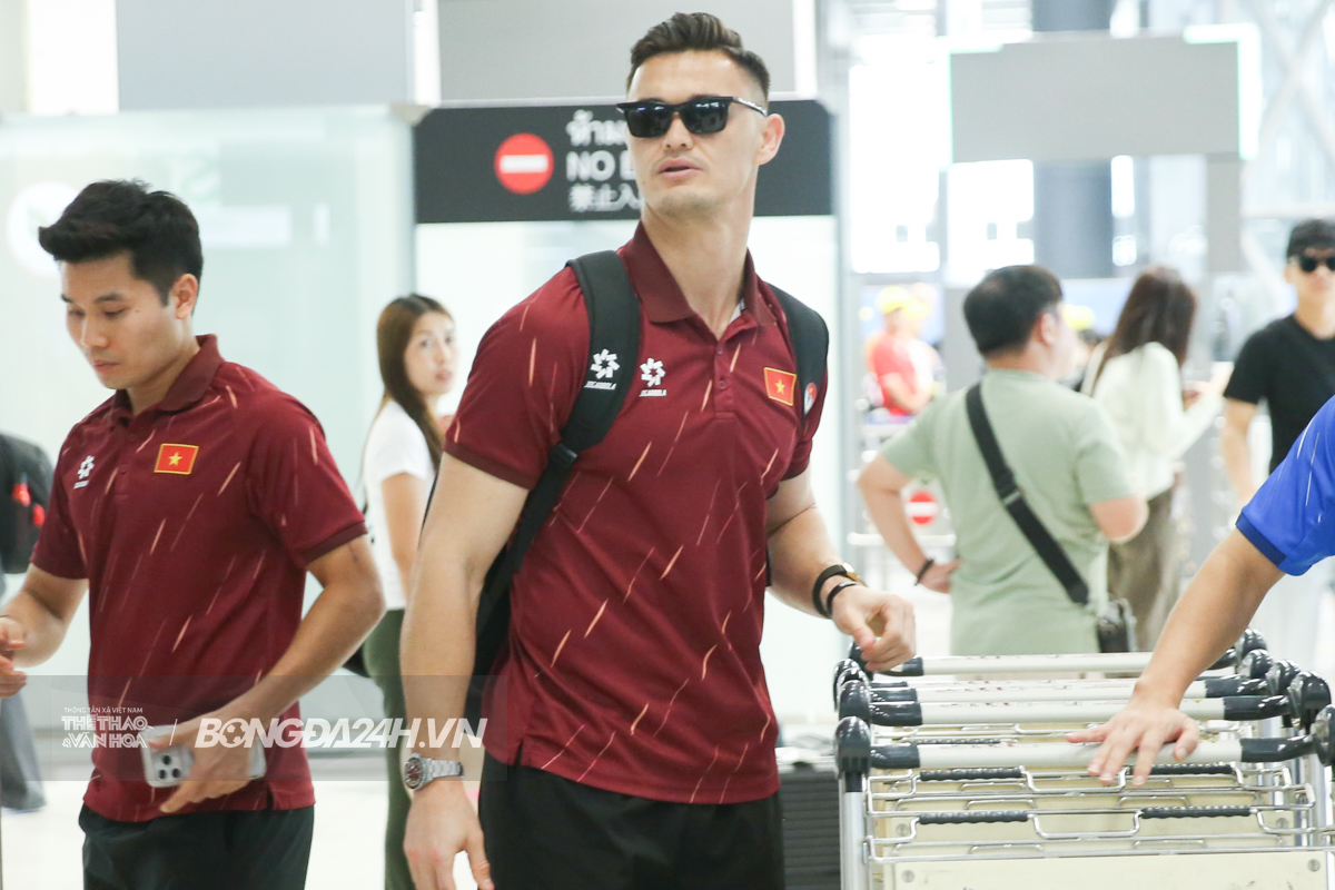 Tuyển Việt Nam hạ cánh Suvarnabhumi, Văn Lâm có hành động tình cảm 5