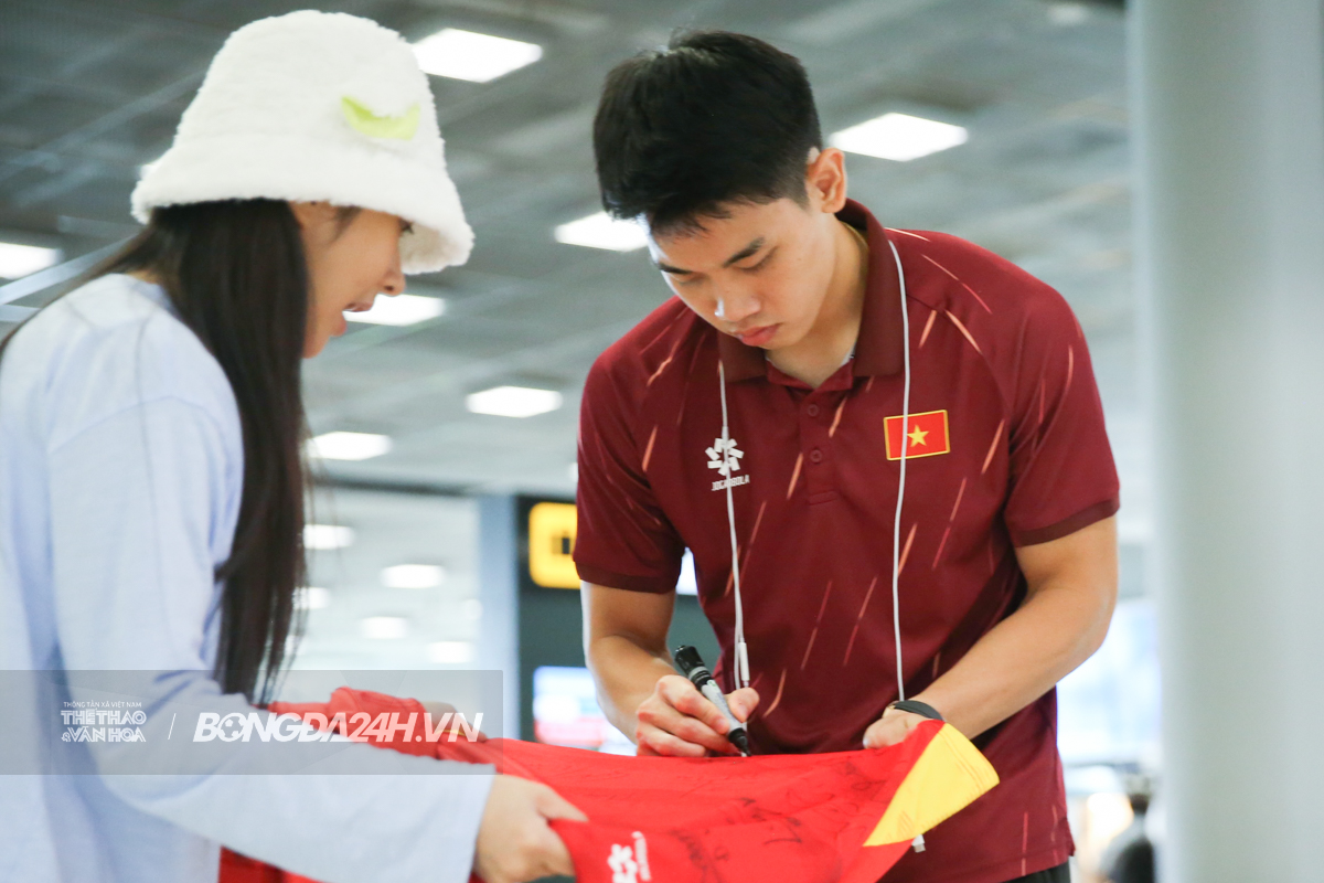 Tuyển Việt Nam hạ cánh Suvarnabhumi, Văn Lâm có hành động tình cảm 6