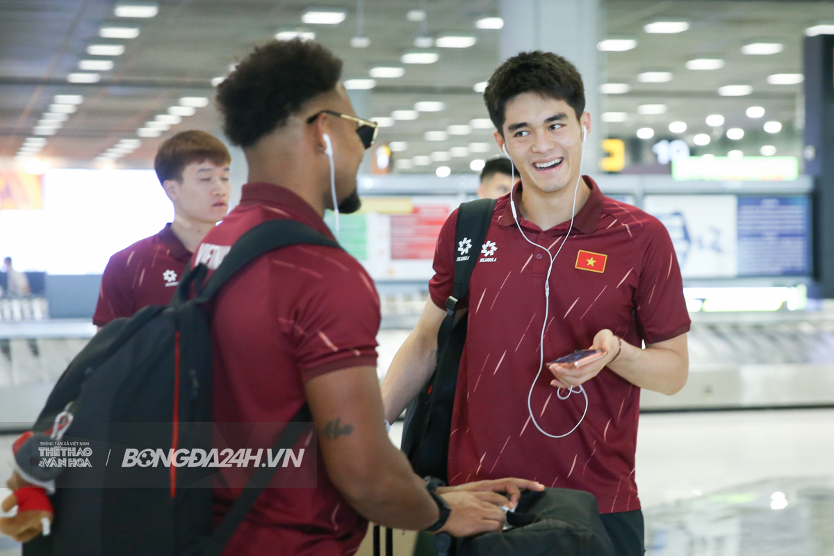Tuyển Việt Nam hạ cánh Suvarnabhumi, Văn Lâm có hành động tình cảm 8