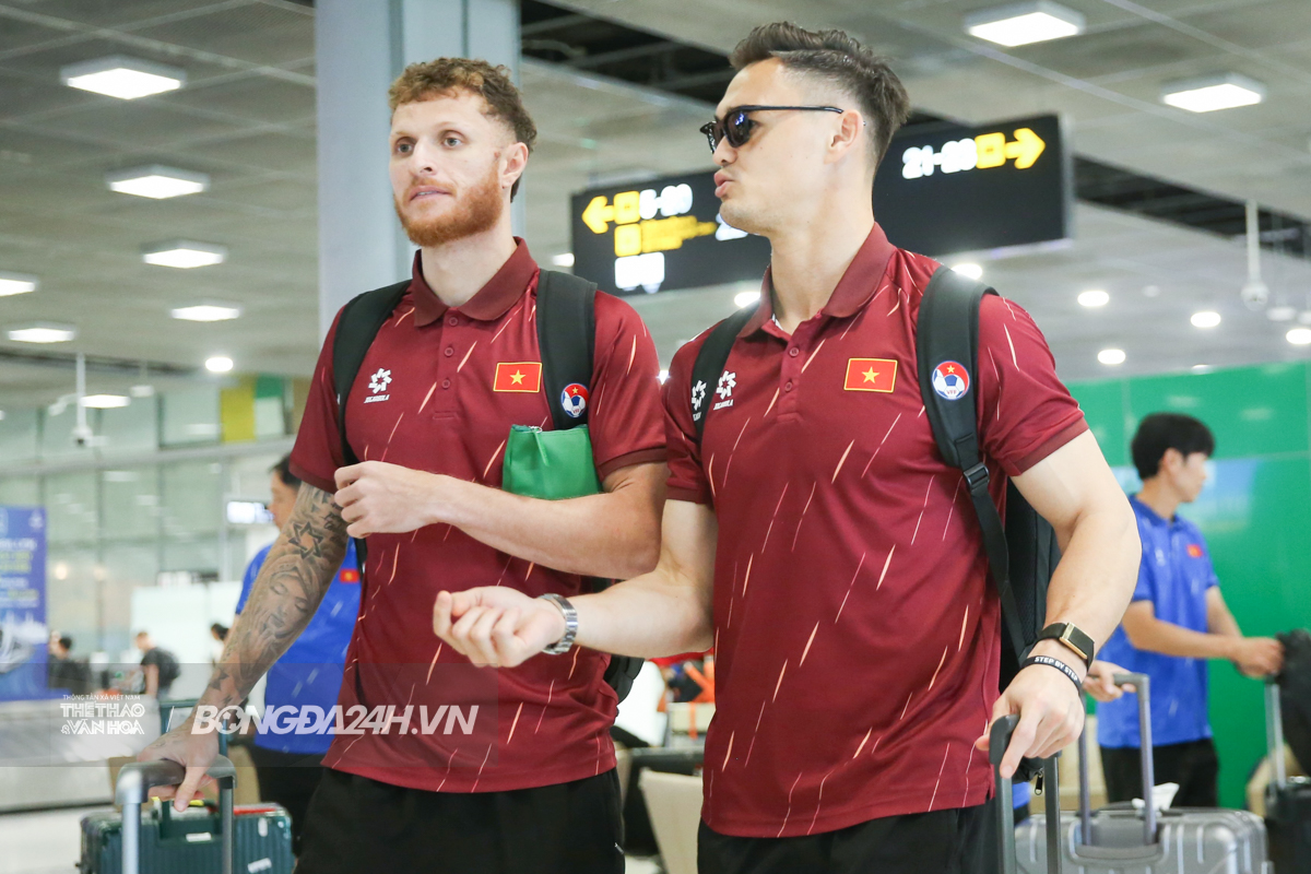 Tuyển Việt Nam hạ cánh Suvarnabhumi, Văn Lâm có hành động tình cảm 9