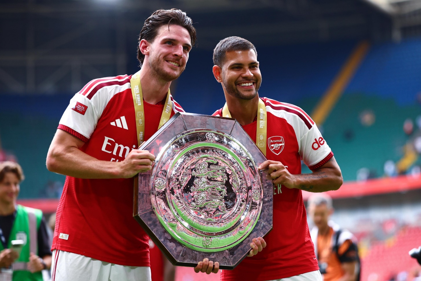Arsenal chiêu mộ Ezri Konsa Khi Pháo thủ không còn mua tương lai, họ mua hiện tại 4