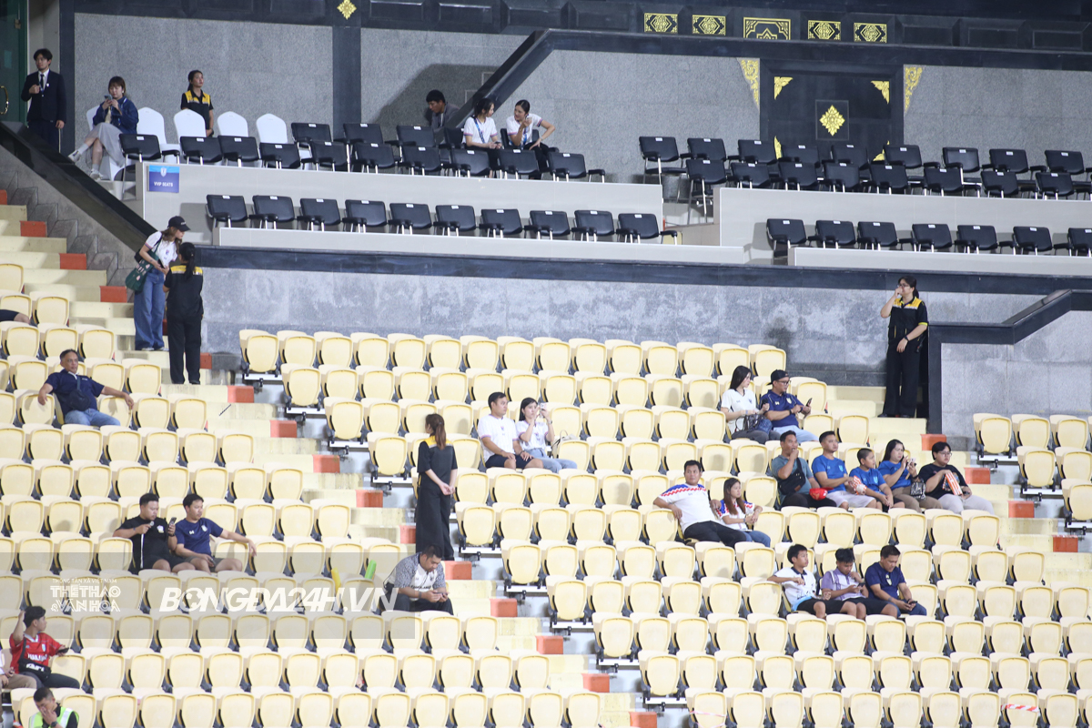 Hơn 3000 CĐV Việt Nam “nhuộm đỏ” Rajamangala 2