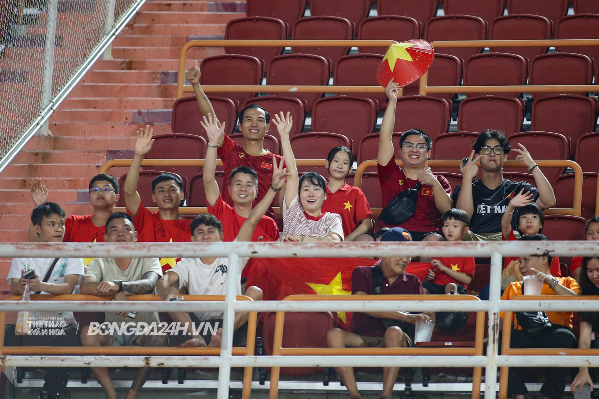 Hơn 3000 CĐV Việt Nam “nhuộm đỏ” Rajamangala 7