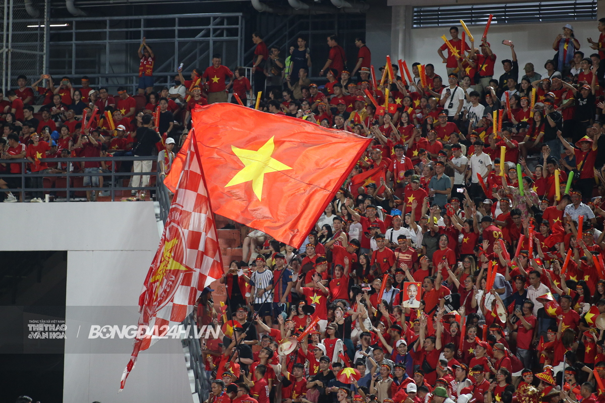 Hơn 3000 CĐV Việt Nam “nhuộm đỏ” Rajamangala 4
