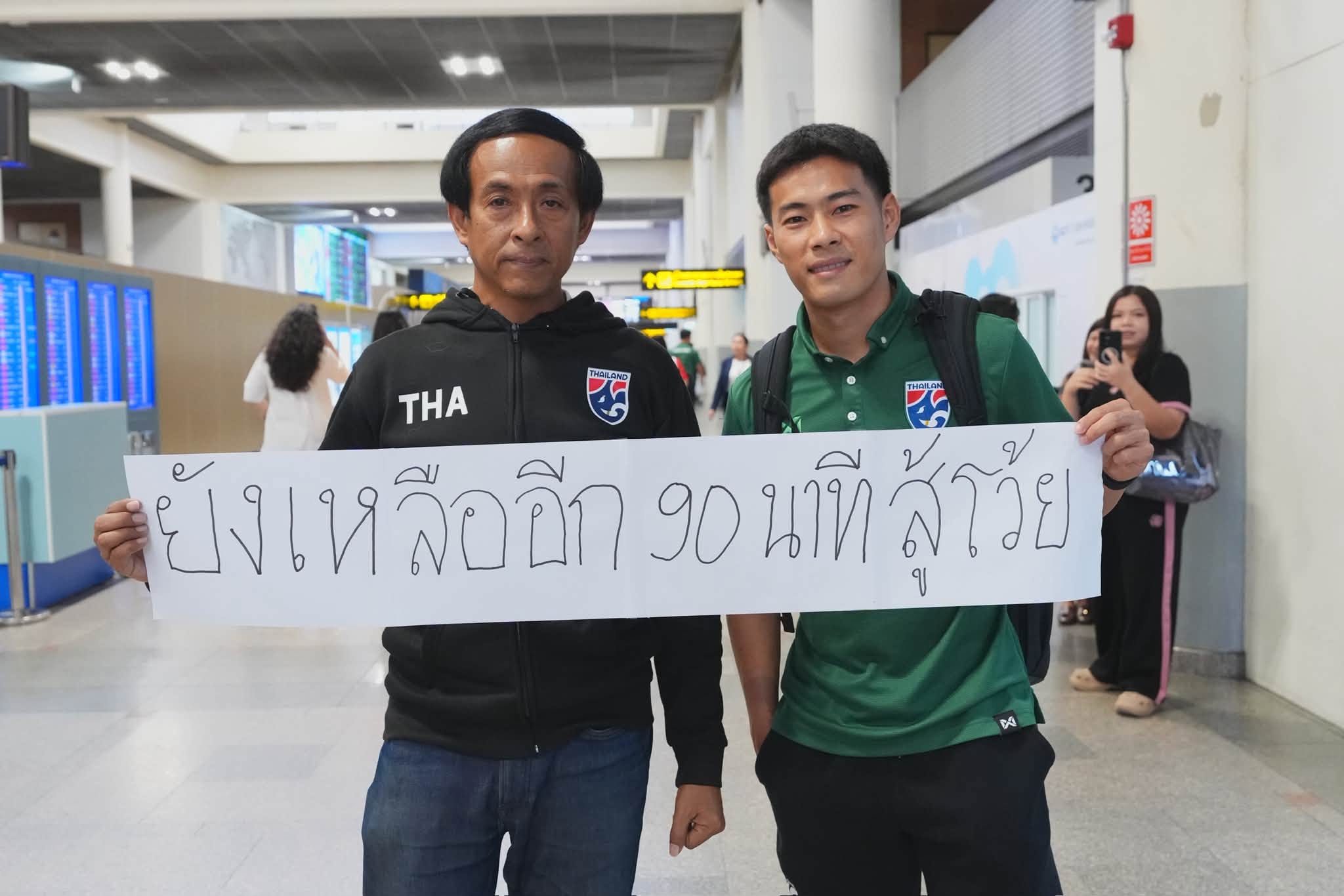 ĐT Thái Lan cập bến Nội Bài vào tối muộn, quyết tạo địa chấn tại Hà Nội 6