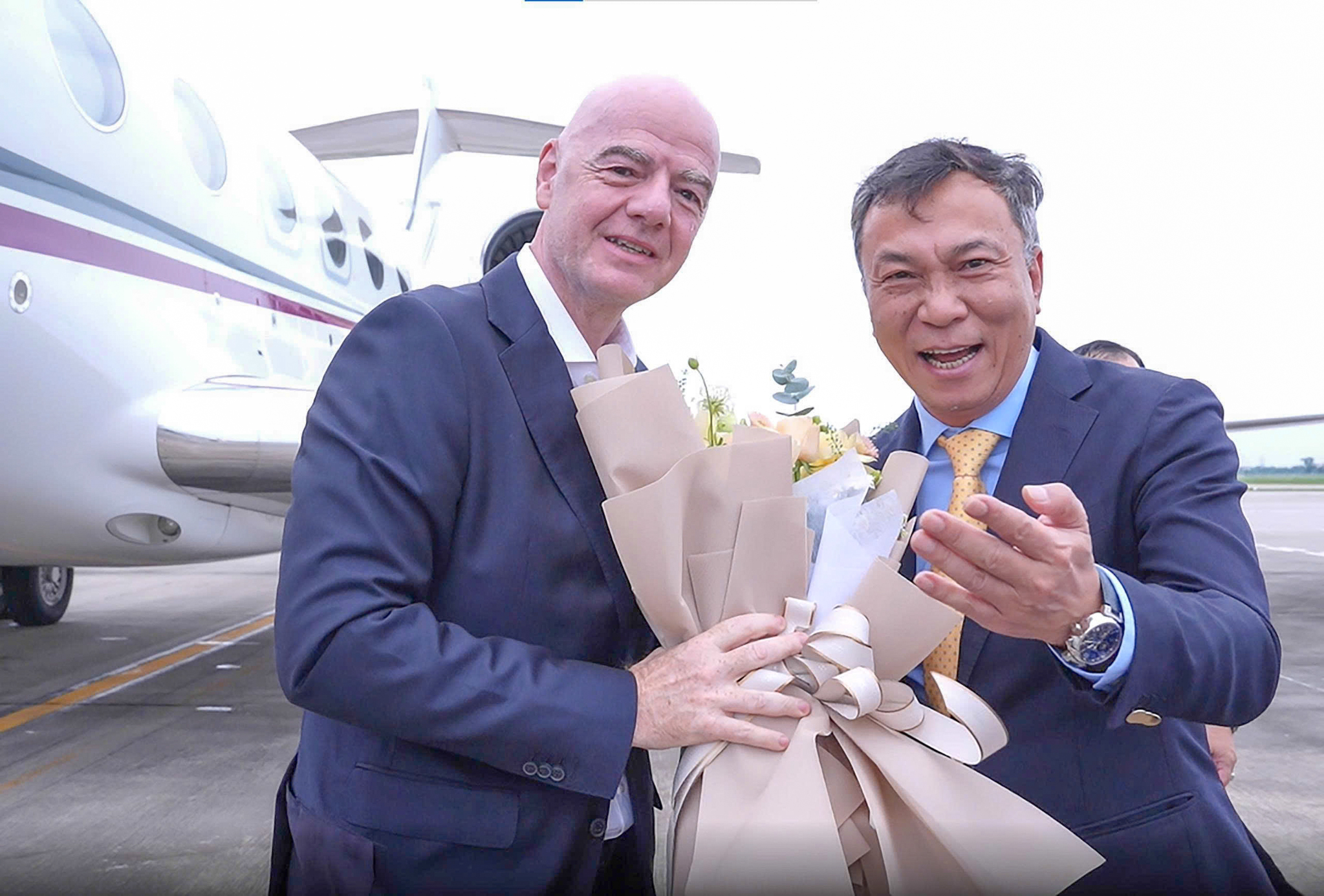 Chu tich LdBdVN Tran Quoc Tuan chao don ngai Infantino den Viet Nam