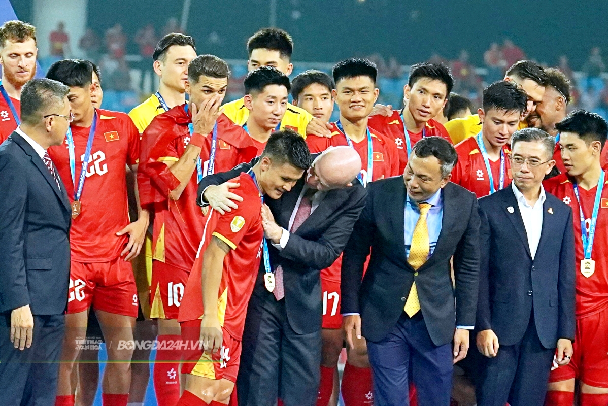 Quang Hải nhận cúp từ Chủ tịch FIFA, hướng đến chinh phục mục tiêu mới 2