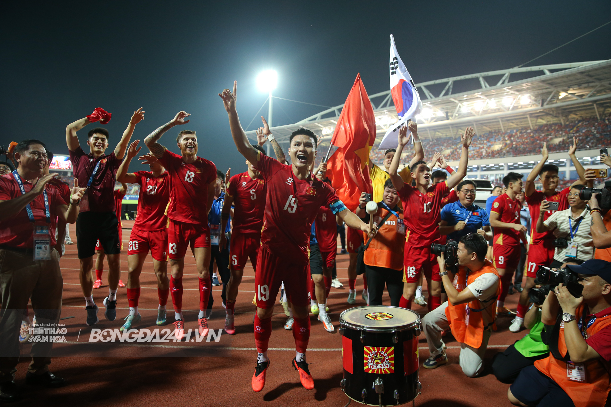 Quang Hải nhận cúp từ Chủ tịch FIFA, hướng đến chinh phục mục tiêu mới 5