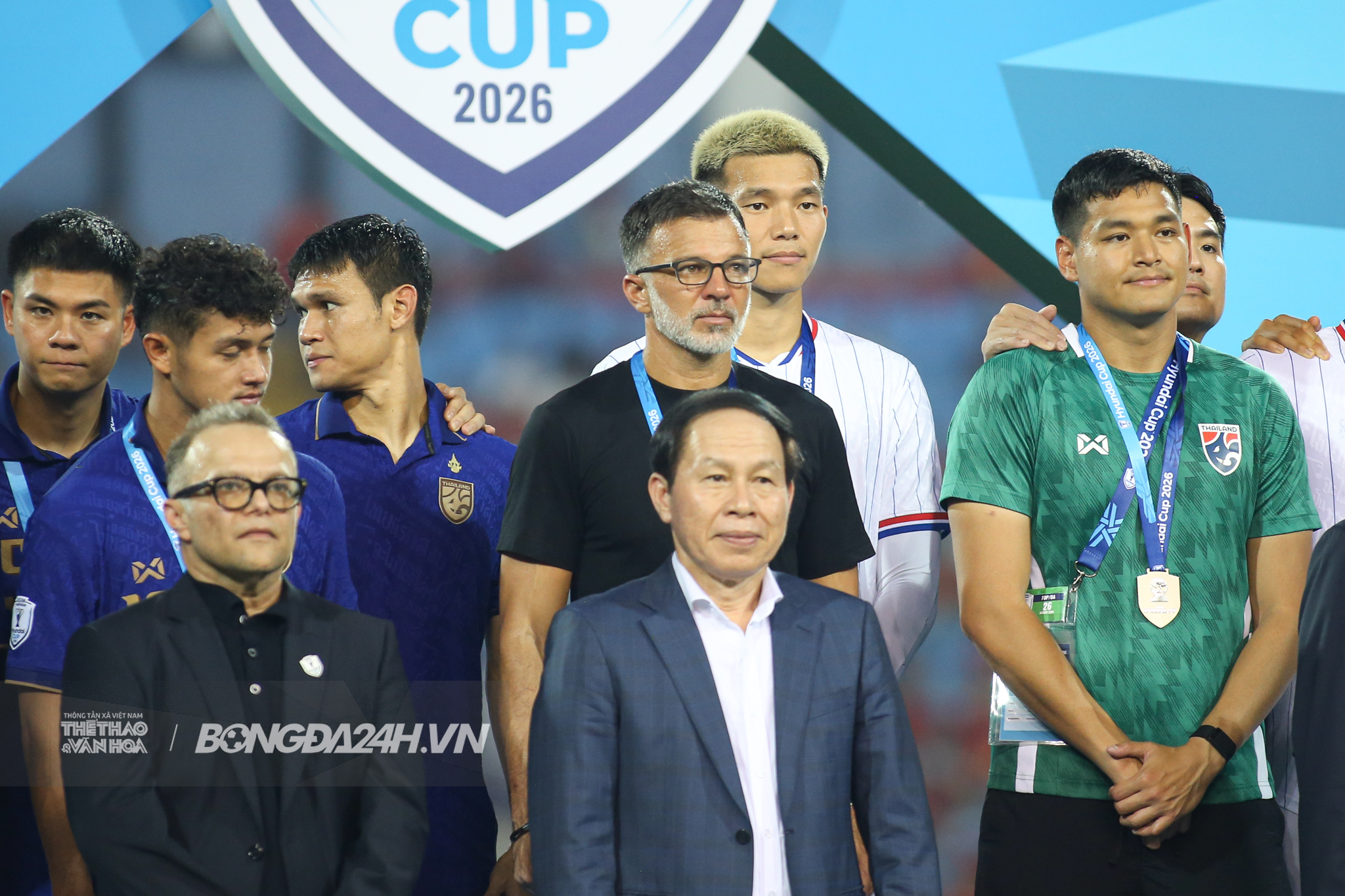 Cầu thủ Thái Lan đổ gục vì không tin chuyện gì xảy ra 9