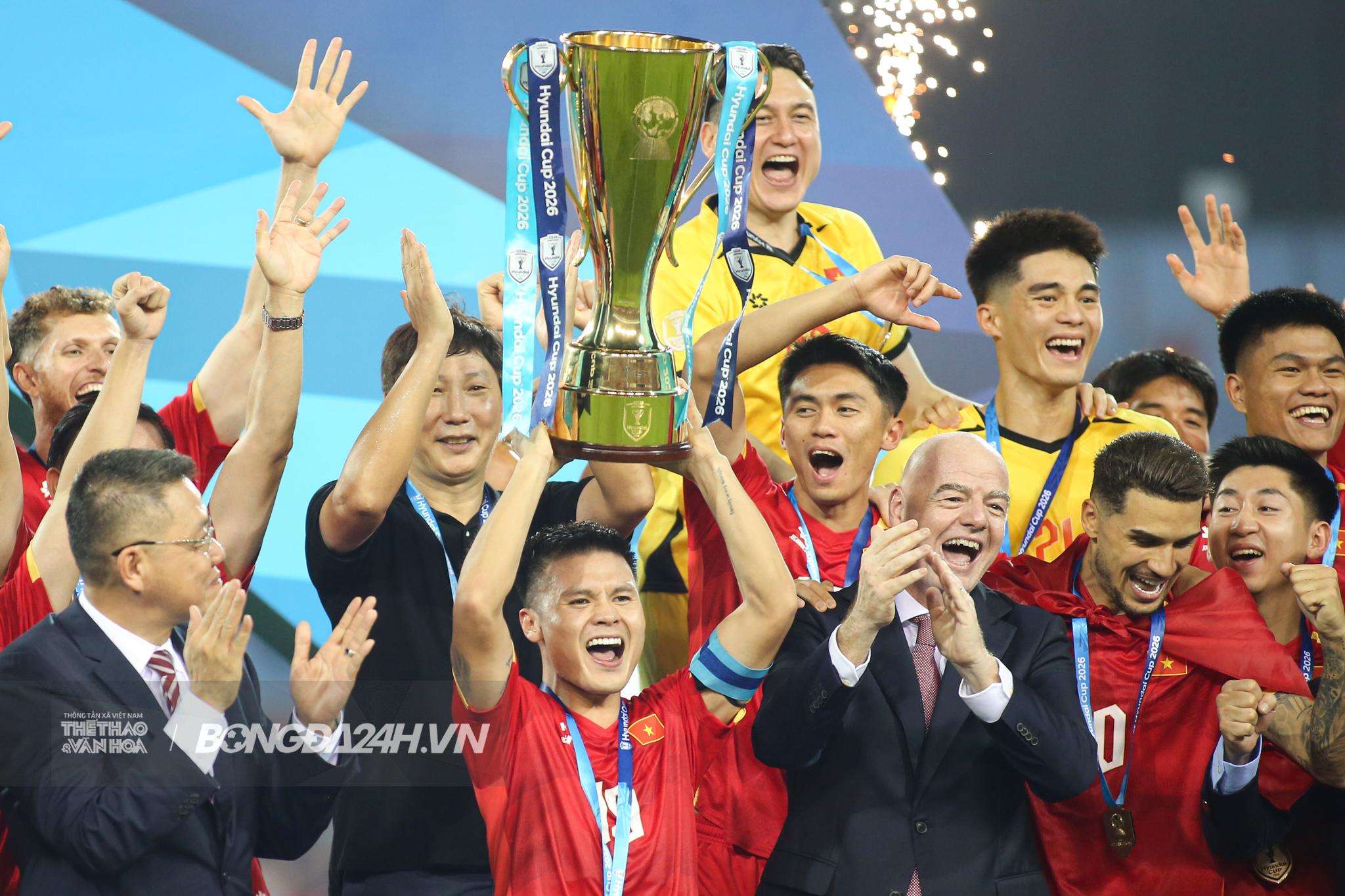 Chủ tịch FIFA ăn mừng cùng ĐT Việt Nam 7