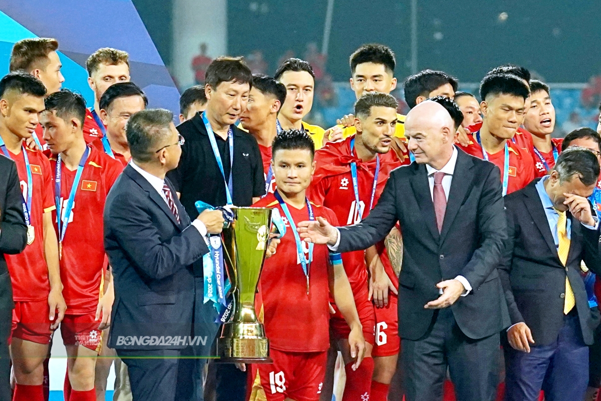 Quang Hải nhận cúp từ Chủ tịch FIFA, hướng đến chinh phục mục tiêu mới 1