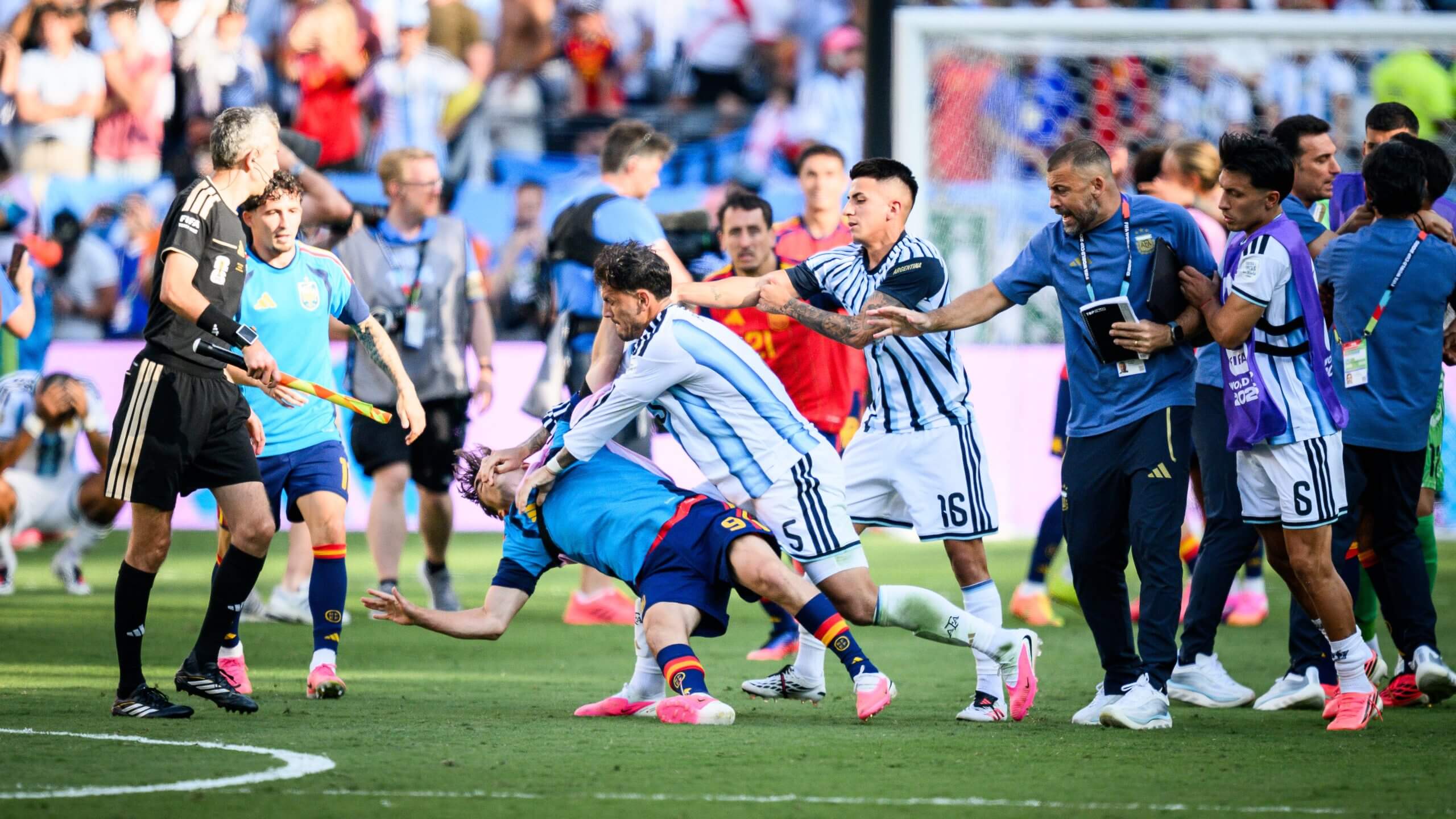 Lionel Messi và tháng nghiệt ngã nhất sự nghiệp của anh 6