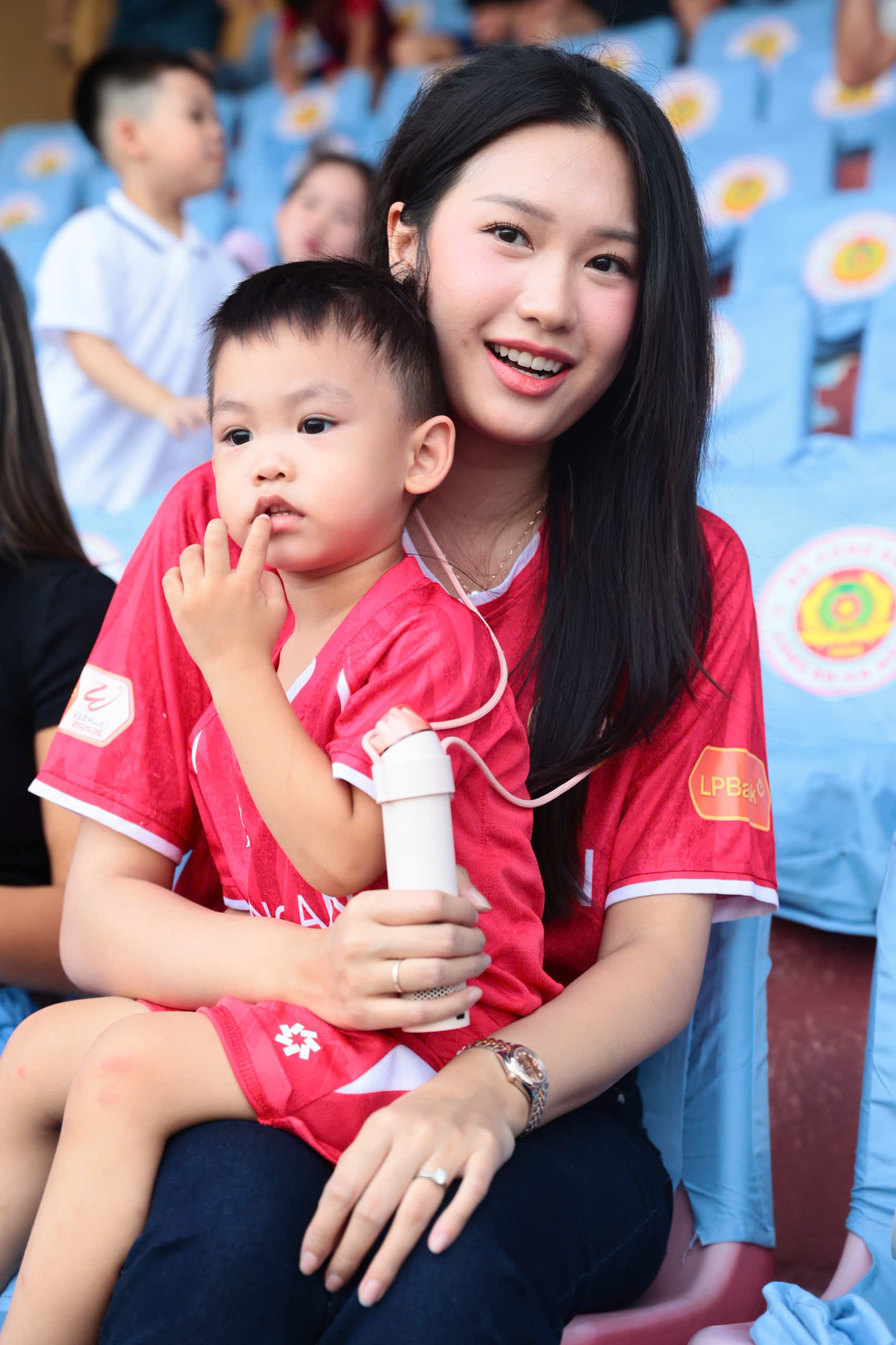 Hải My, Thanh Huyền sáng rực khán đài trận siêu cúp quốc gia 2 Hải My, Thanh Huyền sáng rực khán đài trận siêu cúp quốc gia 2