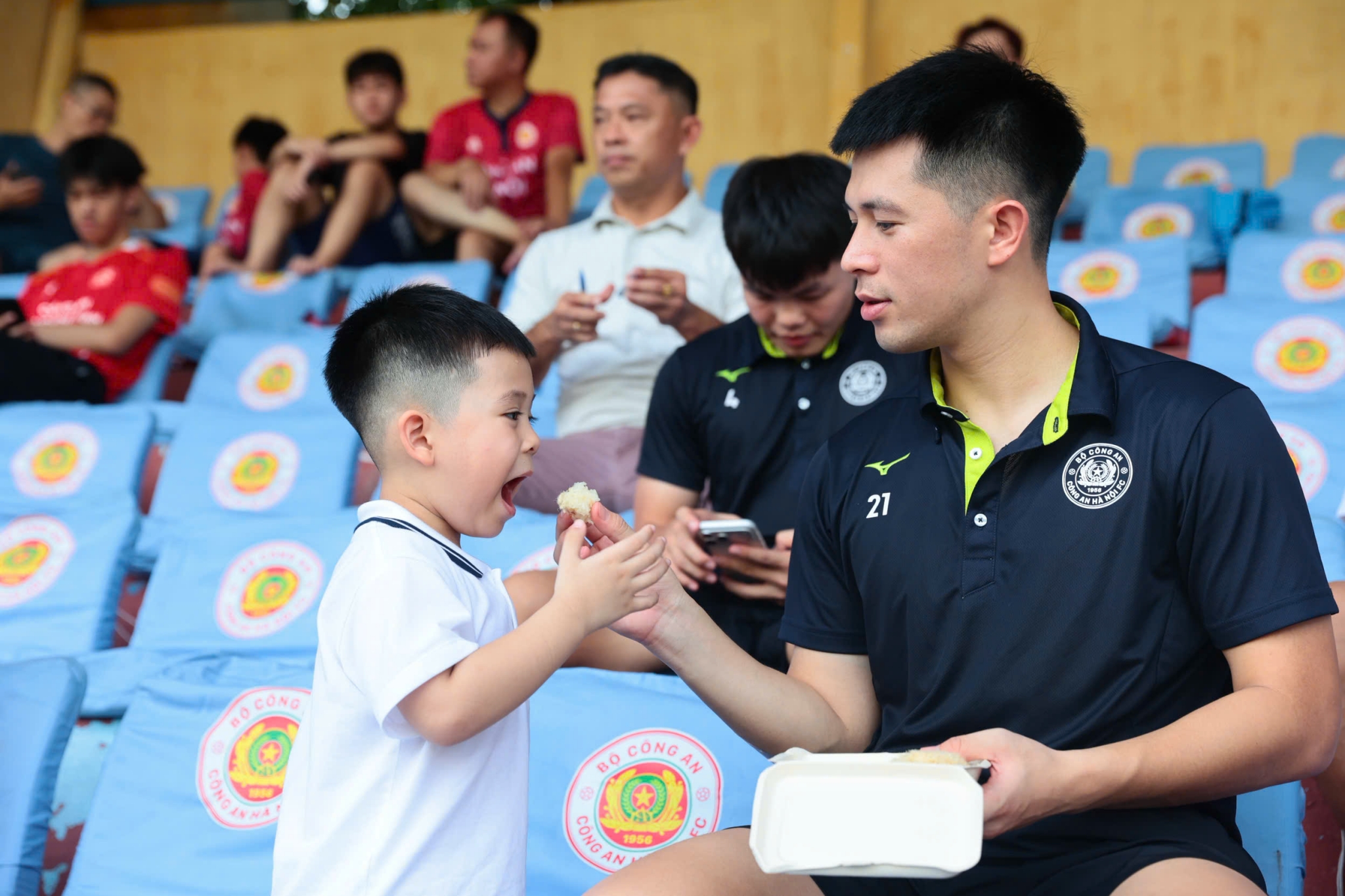 Hải My, Thanh Huyền sáng rực khán đài trận siêu cúp quốc gia 4 Hải My, Thanh Huyền sáng rực khán đài trận siêu cúp quốc gia 4