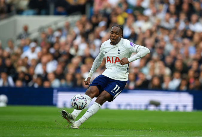 CĐV Tottenham chỉ trích dữ dội Mathys Tel 1