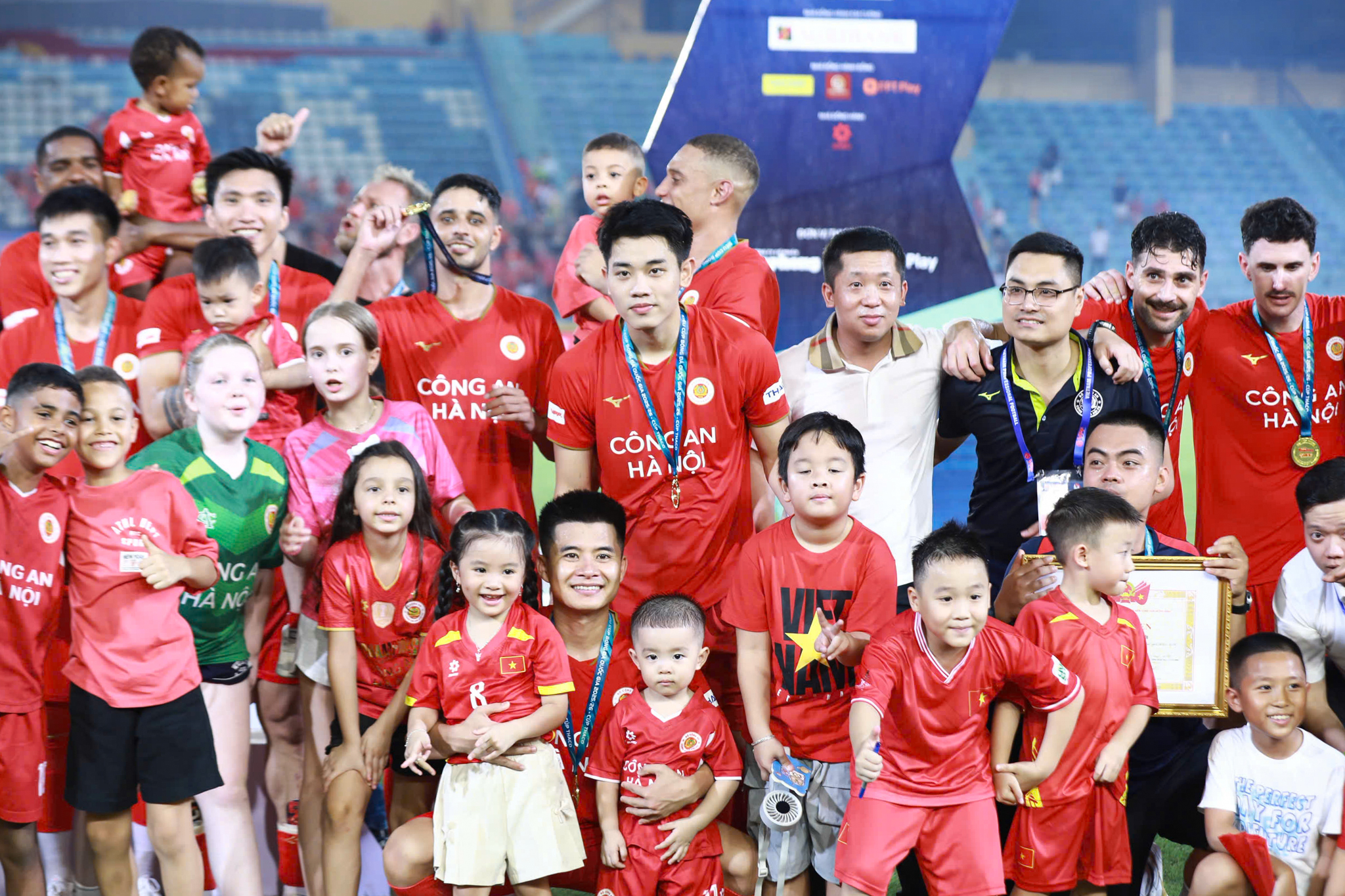 Dàn sao CAHN nối dài ngày vui, ăn mừng siêu cúp quốc gia 6 Dàn sao CAHN nối dài ngày vui, ăn mừng siêu cúp quốc gia 6
