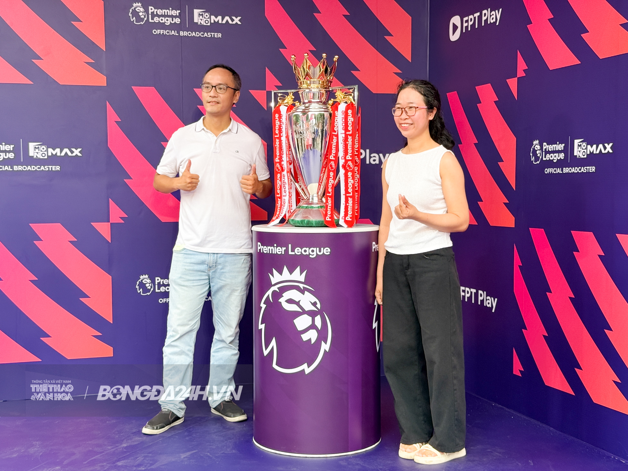 CĐV tại Hà Nội thích thú chiêm ngưỡng cúp Ngoại hạng Anh 8