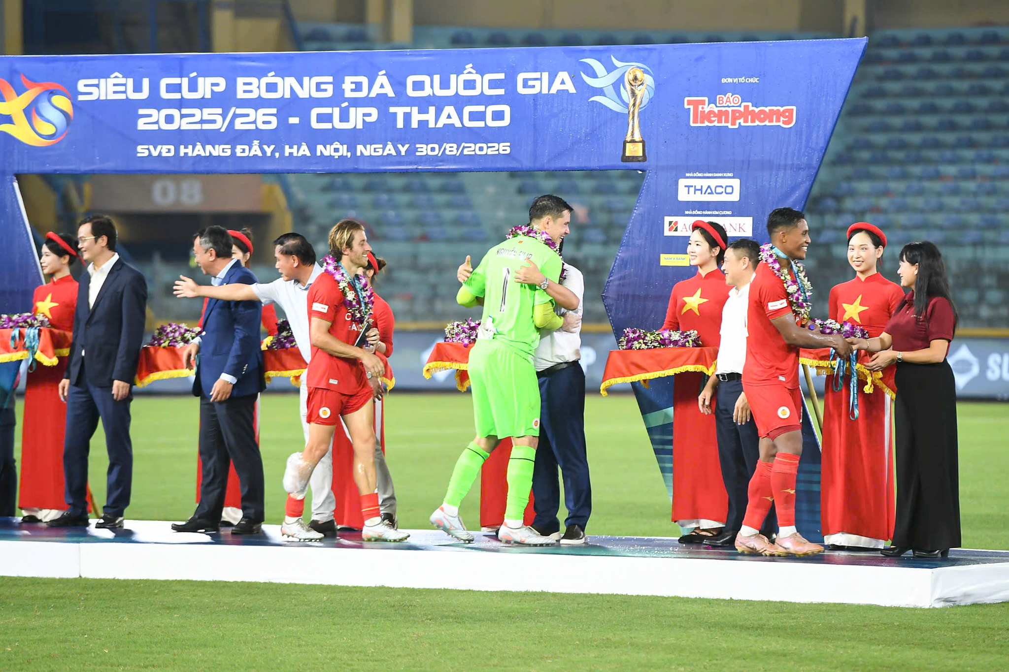Dàn sao CAHN nối dài ngày vui, ăn mừng siêu cúp quốc gia 5 Dàn sao CAHN nối dài ngày vui, ăn mừng siêu cúp quốc gia 5