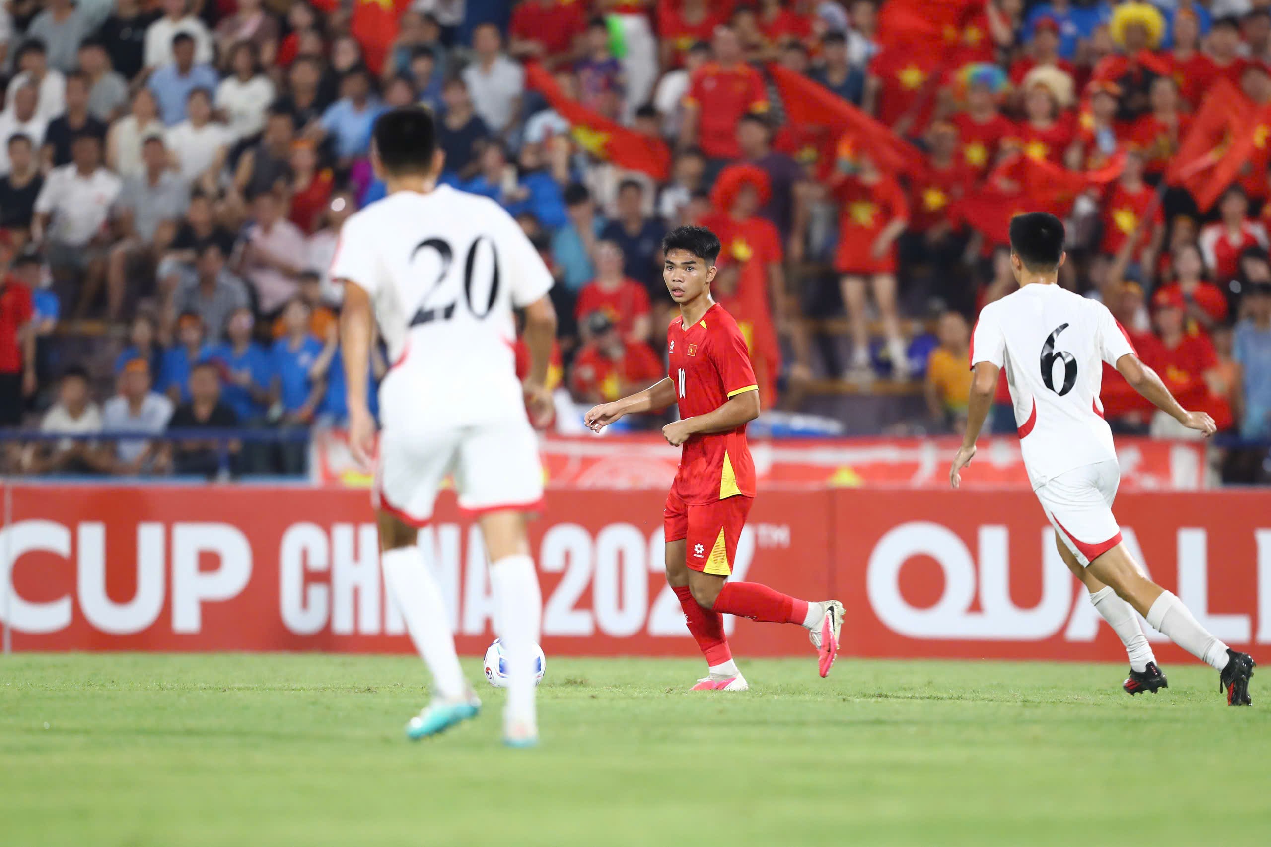 Le Phat trong tran dau voi U20 Trieu Tien