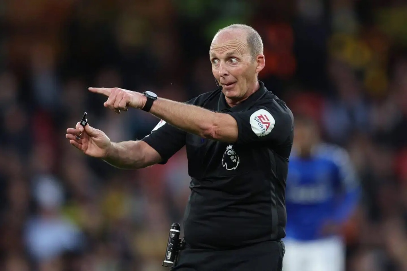 Mike Dean không nên giả điên để làm tổn hại danh tiếng giới cầm còi 1