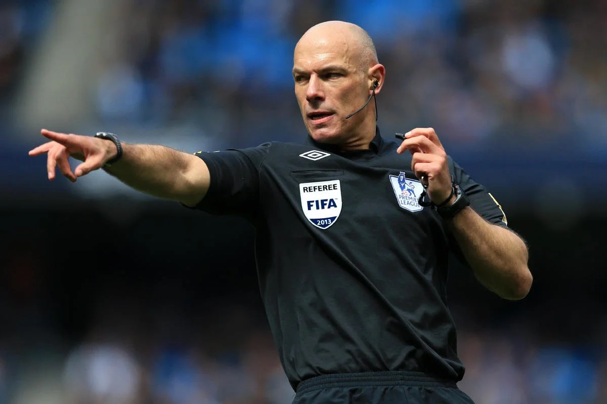 Mike Dean không nên giả điên để làm tổn hại danh tiếng giới cầm còi 3