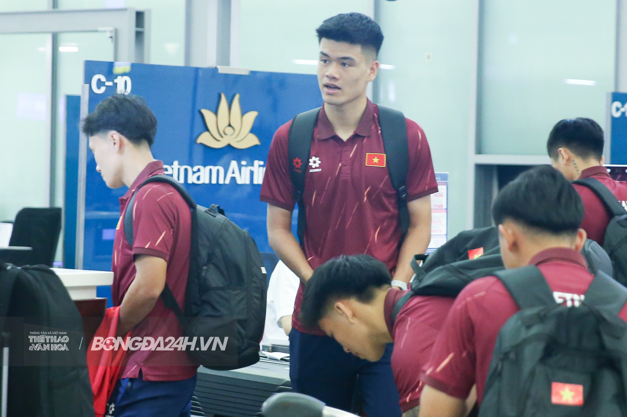 ĐT U23 Việt Nam rạng ngời sang Nhật Bản lúc nửa đêm 7