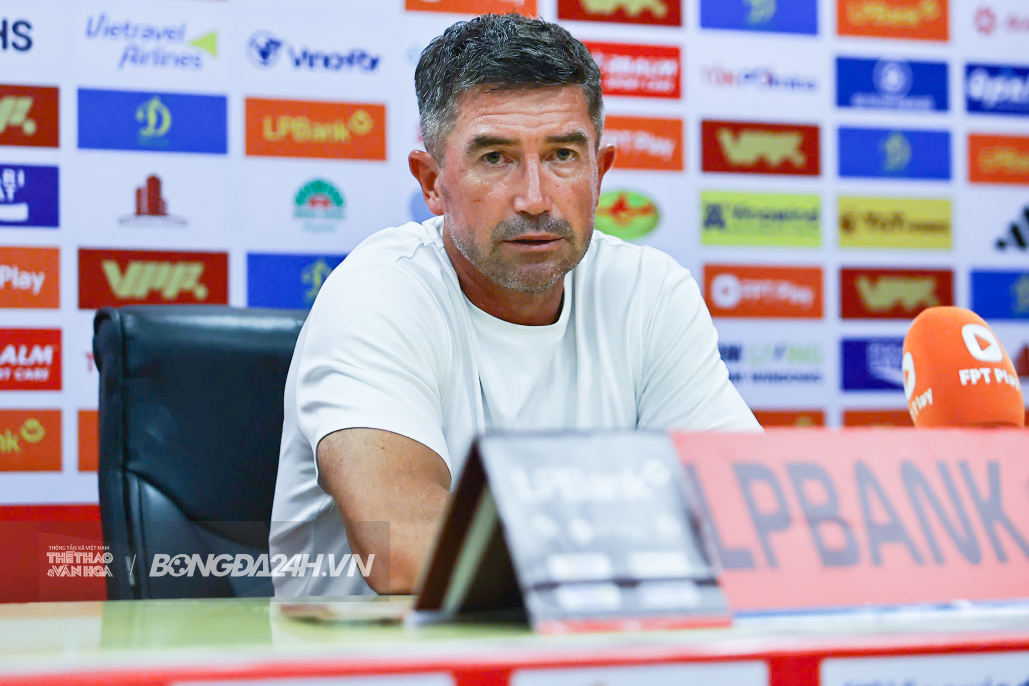 HLV Harry Kewell vao hop bao muon 40 phut
