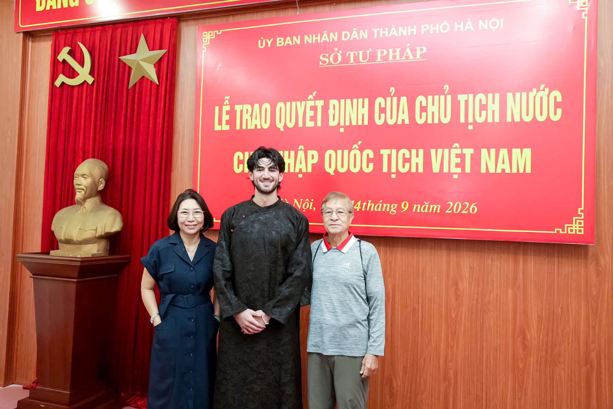 Trung ve Luong Chi Khai cung ong ba ngoai den nhan le nhan quoc tich Viet Nam