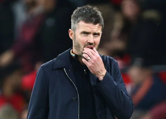 Michael Carrick len tieng sau tran thua Brighton.