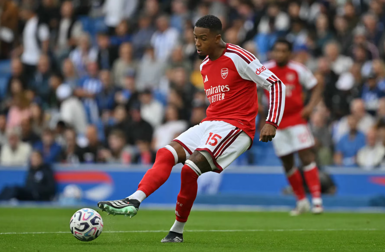 Hau ve Ezri Konsa anh Arsenal