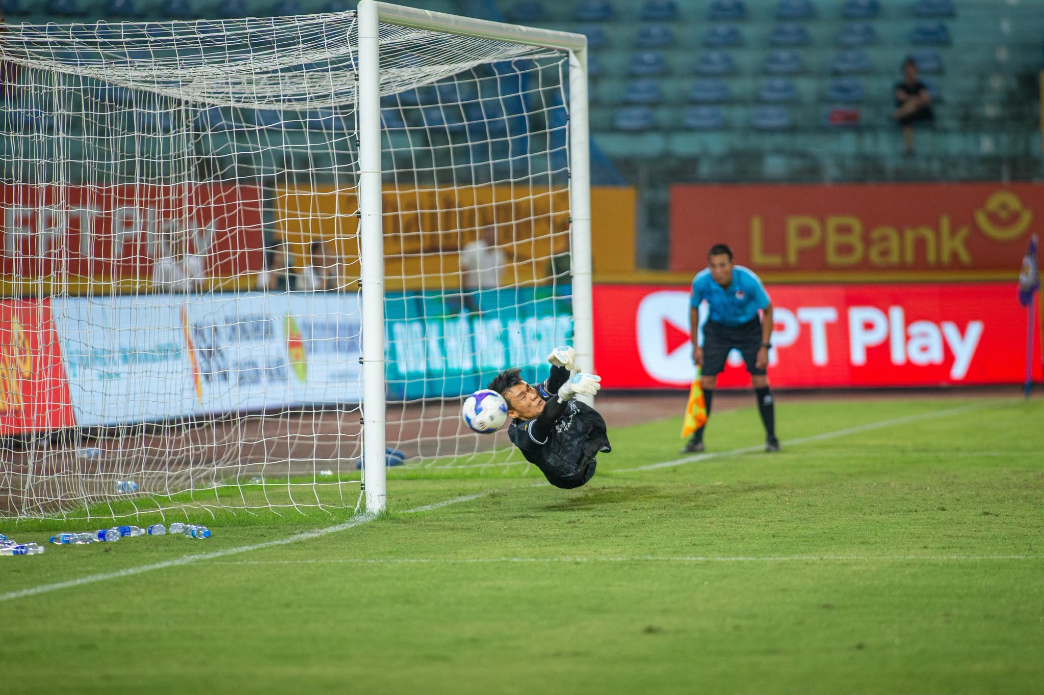 Thủ môn Bùi Tiến Dũng khơi gợi lại ký ức Thường Châu sau màn gieo sầu cho Hà Nội FC 1 Thủ môn Bùi Tiến Dũng khơi gợi lại ký ức Thường Châu sau màn gieo sầu cho Hà Nội FC 1