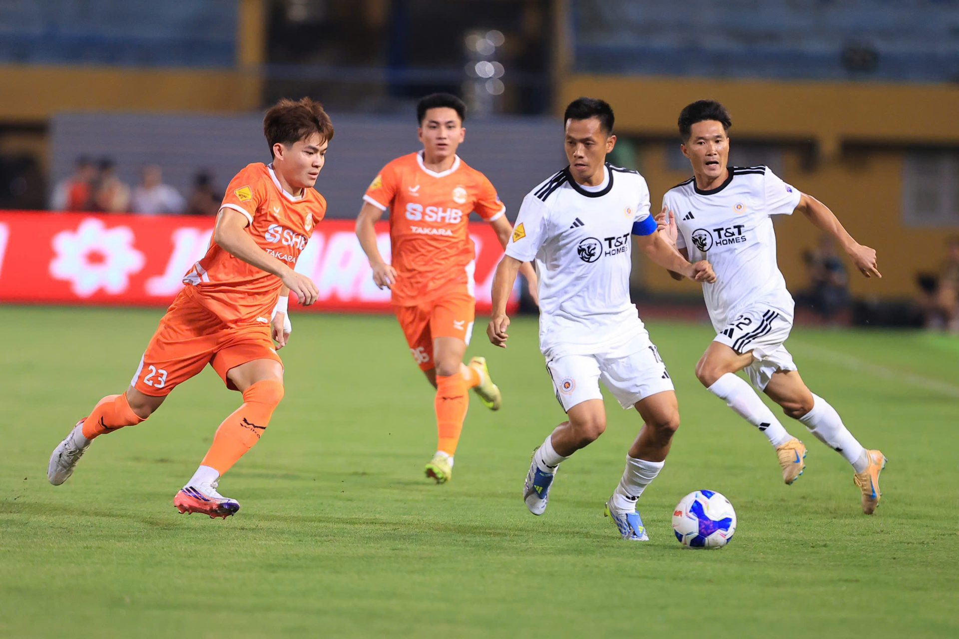 CLB Ha Noi gay that vong truoc da Nang anh VPF