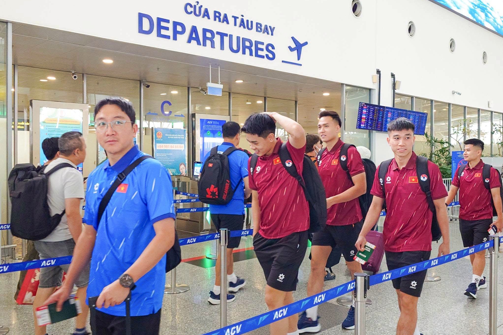 ĐT Việt Nam trải qua hành trình gần 12 tiếng tới Bandung dự FIFA ASEAN Cup 1