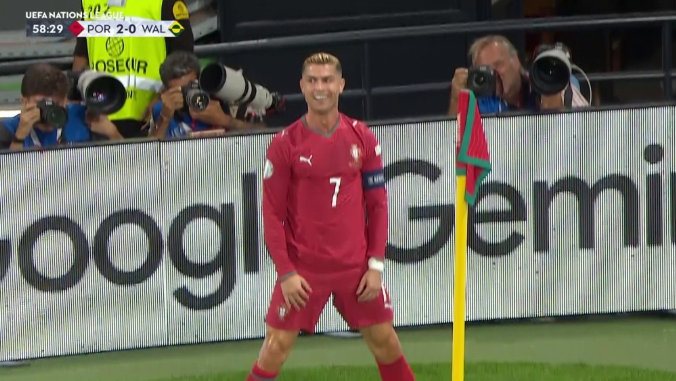 Cristiano Ronaldo thất vọng khi bàn thắng bị từ chối 2 Cristiano Ronaldo thất vọng khi bàn thắng bị từ chối 2