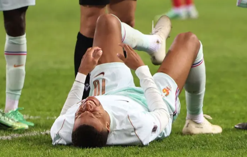 Mbappe som chia tay doi tuyen Phap vi chan thuong dau goi anh REUTERS