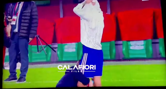 Riccardo Calafiori mang lại niềm vui bất ngờ cho fan nhí 1 Riccardo Calafiori mang lại niềm vui bất ngờ cho fan nhí 1
